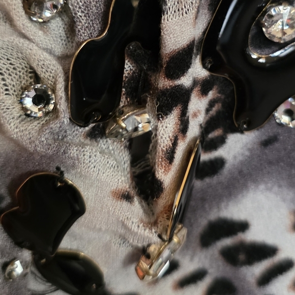 Elegant Leopard Print Button-Down Shirt - Picture 3 of 8